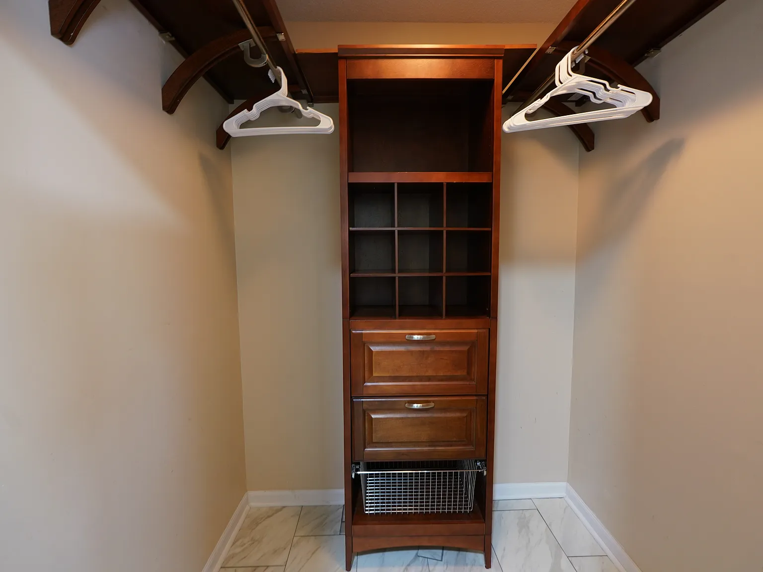4 bed, 2.5 bath, 2350 sqft, $4,200 — Photo 4