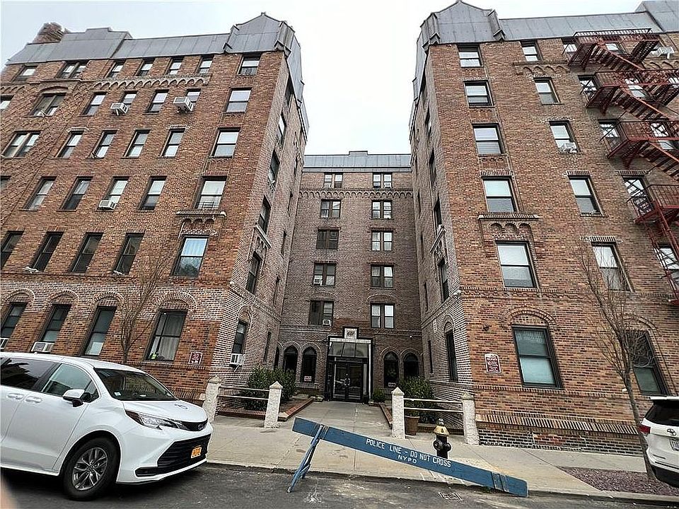 2nd image of 601 Brightwater Ct APT 6A