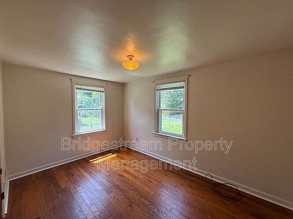 3rd image of 698 Smith Ave