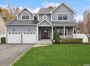 2 Corin Ct, Syosset, NY 11791