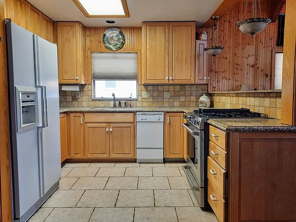 4th image of 1602 Iroquois Cir