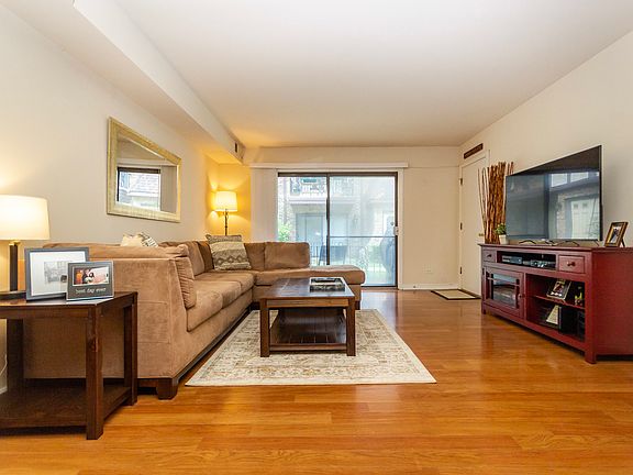 3rd image of 6443 N Northwest Hwy #B2
