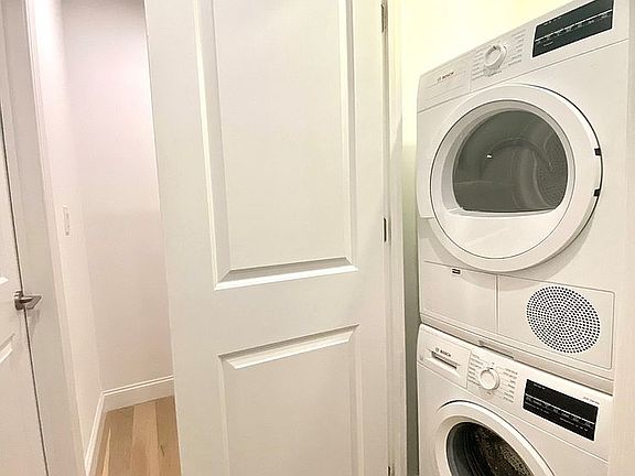 4th image of 160 E 48th St APT 4D