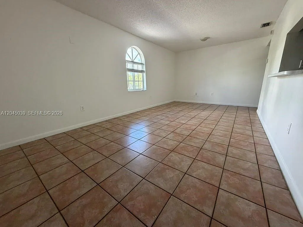Grand Vista Condo — Photo 3