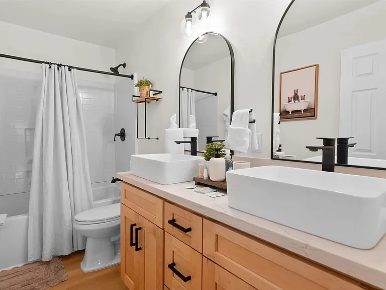 135 E Mojave Blvd — Photo 13