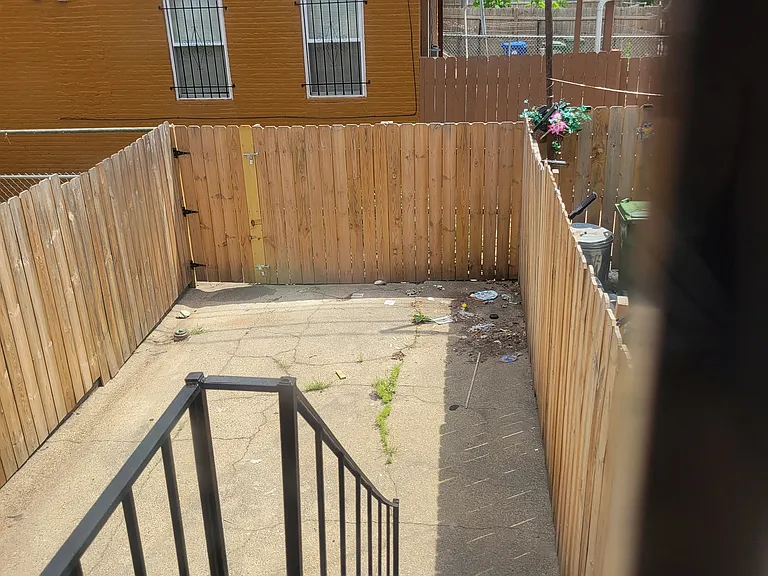 2637 E Madison St — Photo 16