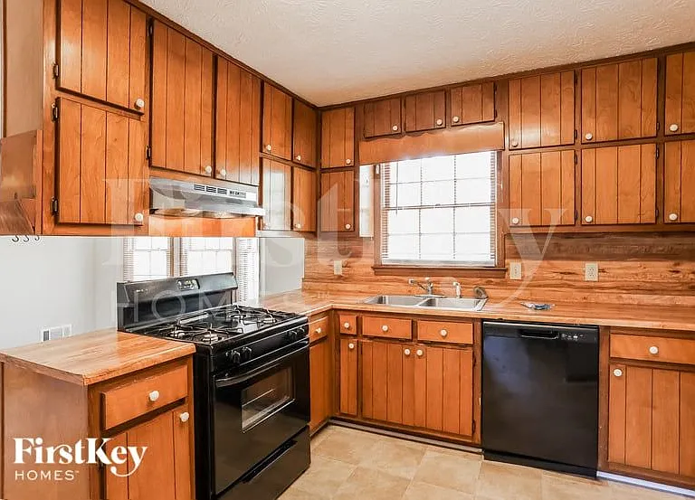 240 Summerwood Ln — Photo 7