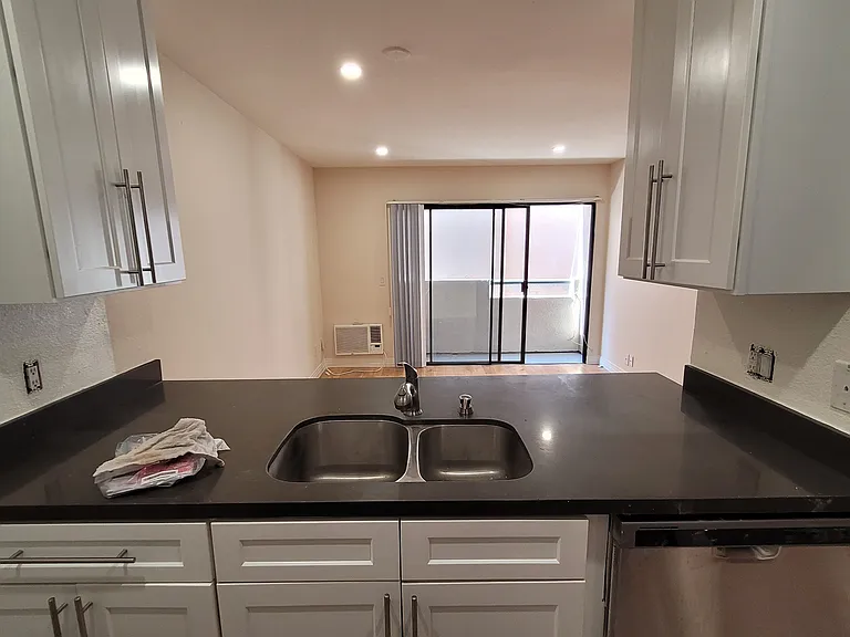 New Hampshire Apartments — Photo 13