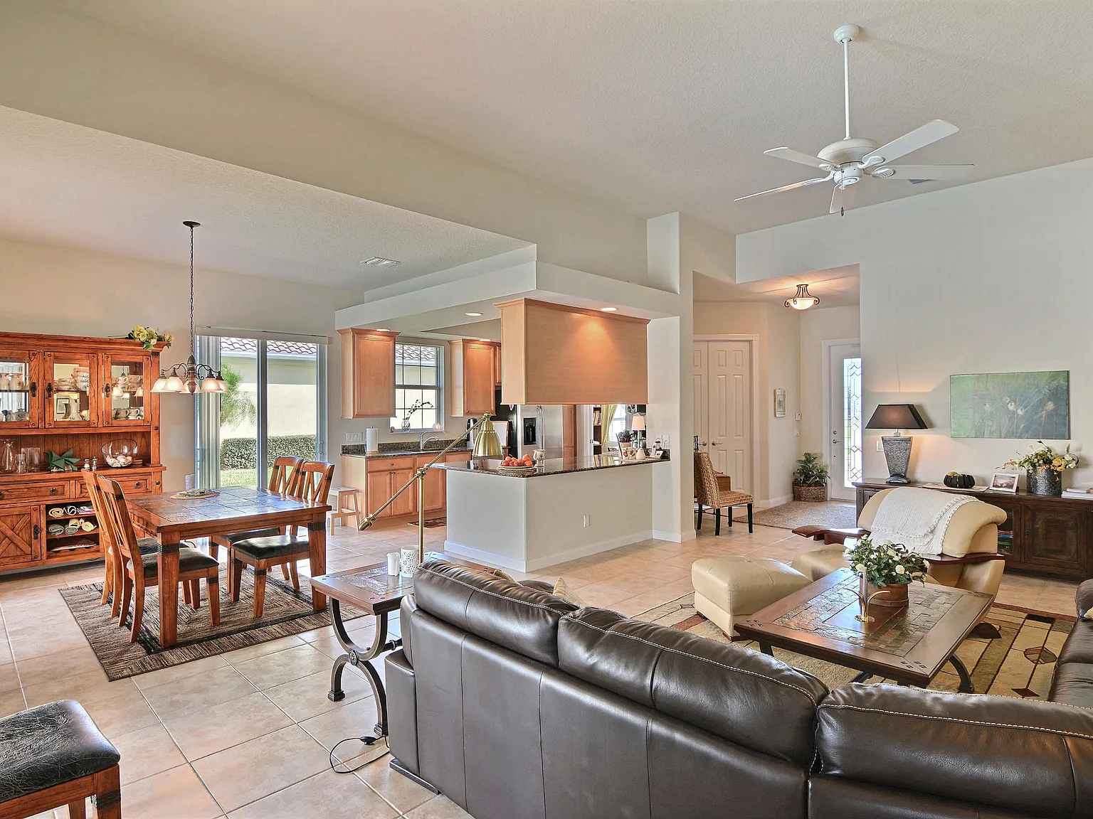 3 bed, 2.0 bath, 2018 sqft, $3,500 — Photo 4