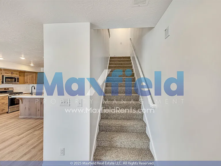 1376 Meadow Ln — Photo 8