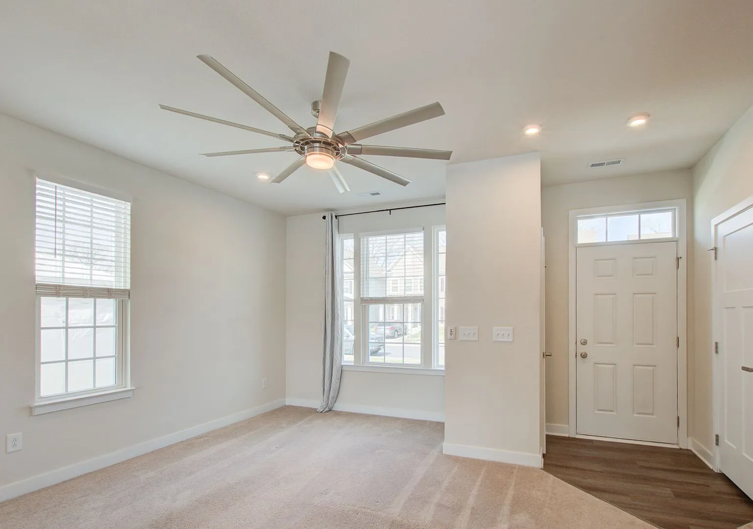 Like New End Unit Townhome, 3 Bed 2.5 Bath — Photo 2