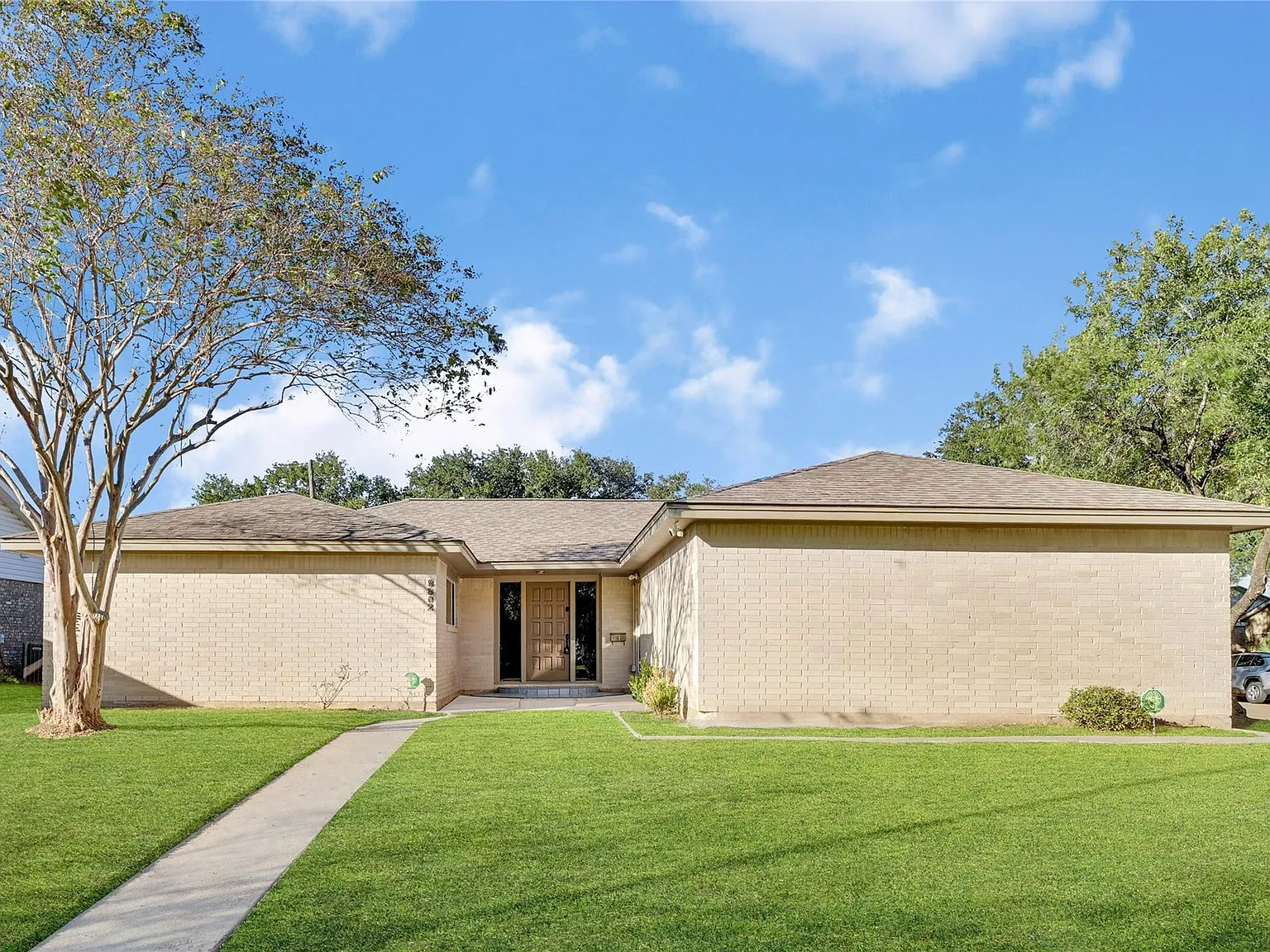 3 bed, 2.0 bath, 1649 sqft, $2,200 — Photo 1
