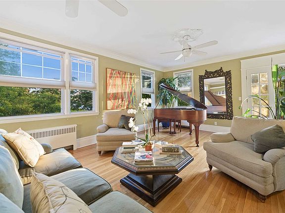 3rd image of 301 E Beech St