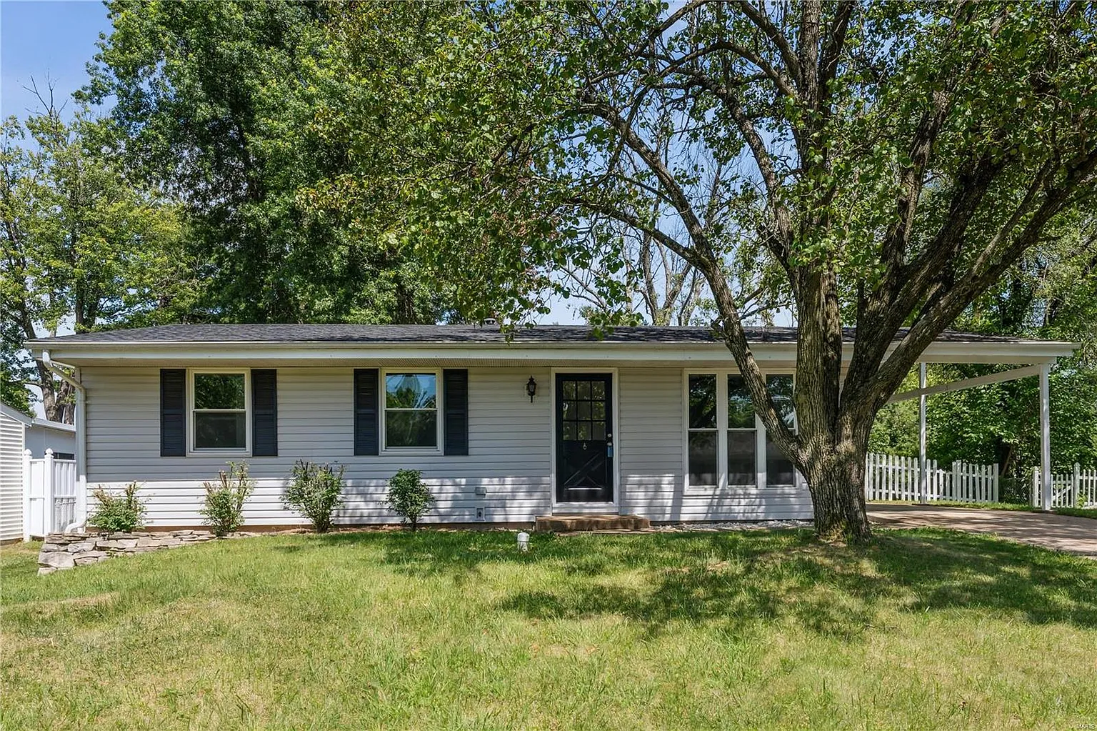 704 Vendome Ln photo 1