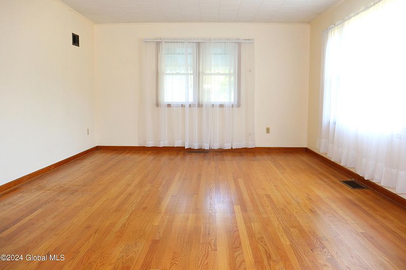 3rd image of 13 La Claire Street