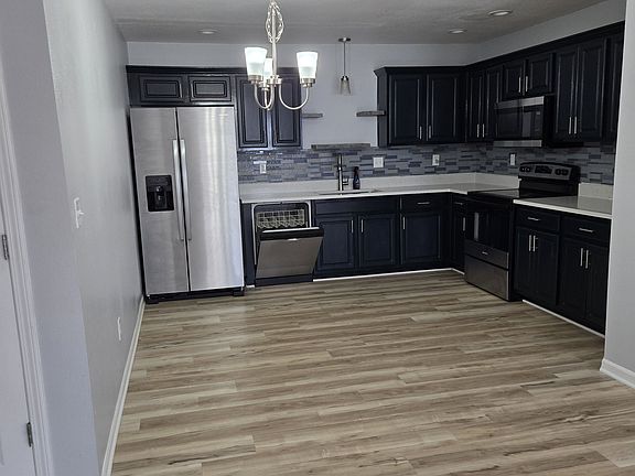 4th image of 619 Jackson St