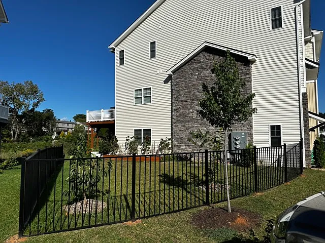 Sunny 2000 sq ft private fenced yard, with fruit trees! - 1373 Palomino Trl
