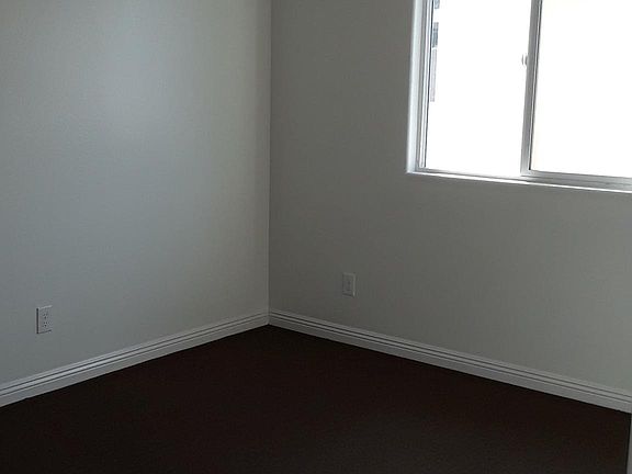 3rd image of 420 Laconia Blvd