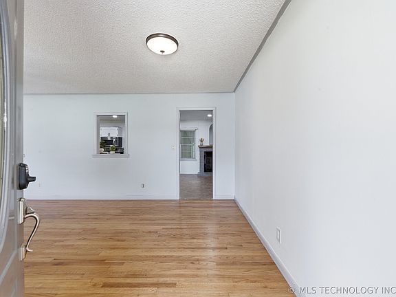 3rd image of 215 NE Wilshire Ave