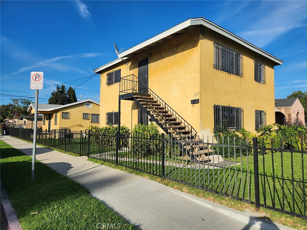 2 bed, 800 sqft, $2,500 — Photo 1