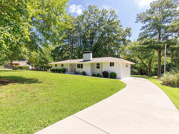 3rd image of 1405 Lakeview Dr