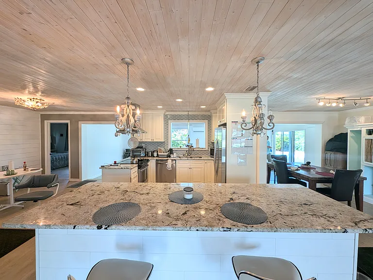230 Robert Ct — Photo 4