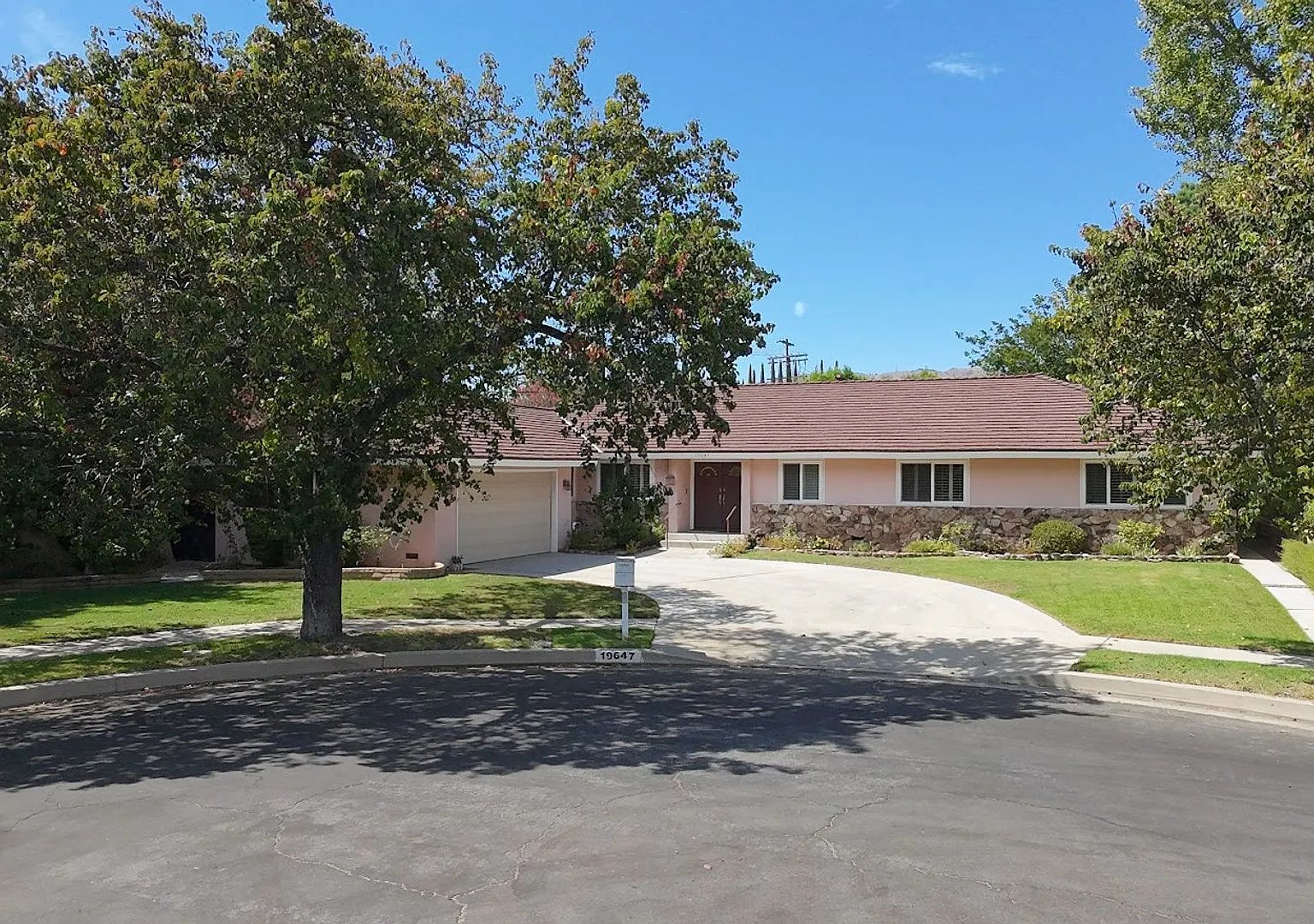 For Lease! Spacious 4 Bedroom, 2 1/2 Bathroom, Northridge Home! Ready for Move-In! — Photo 1