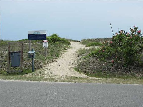 Beach Access at E 6th Street