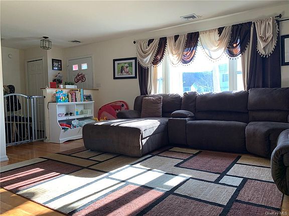3rd image of 47 Zugibe Ct