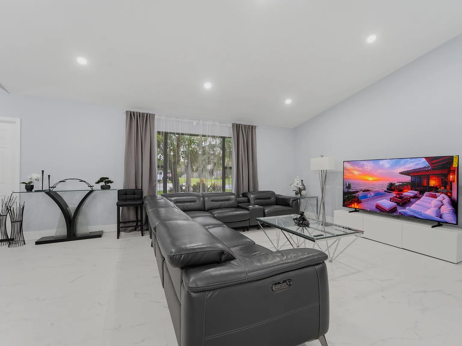 5 bed, 2.5 bath, 2317 sqft, $10,000 — Photo 3