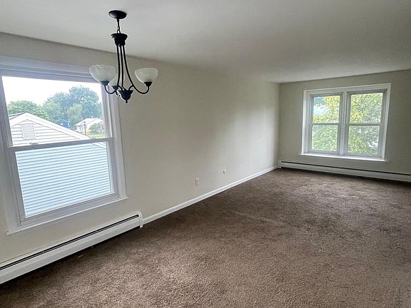 3rd image of 10 Wayne Ter APT 12