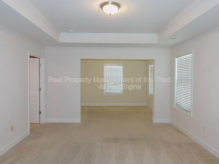 1427 Sawyer Ave — Photo 8