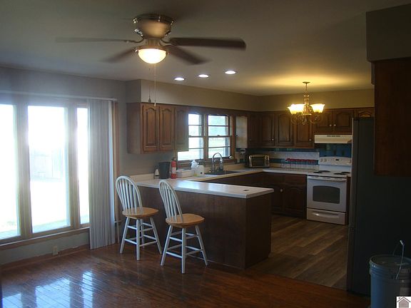 3rd image of 214 Allen Cir