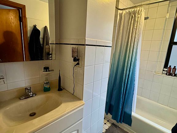5th image of 133 E 7th St APT 4B