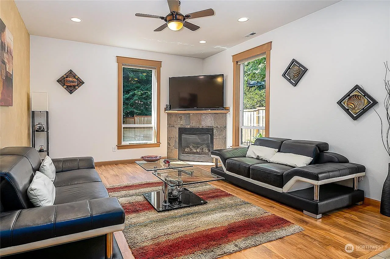 5 bed, 2.5 bath, 2320 sqft, $3,280 — Photo 3