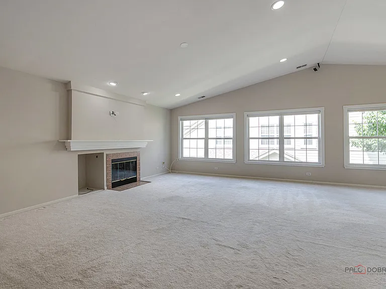 552 Saddlebrook Ln — Photo 8