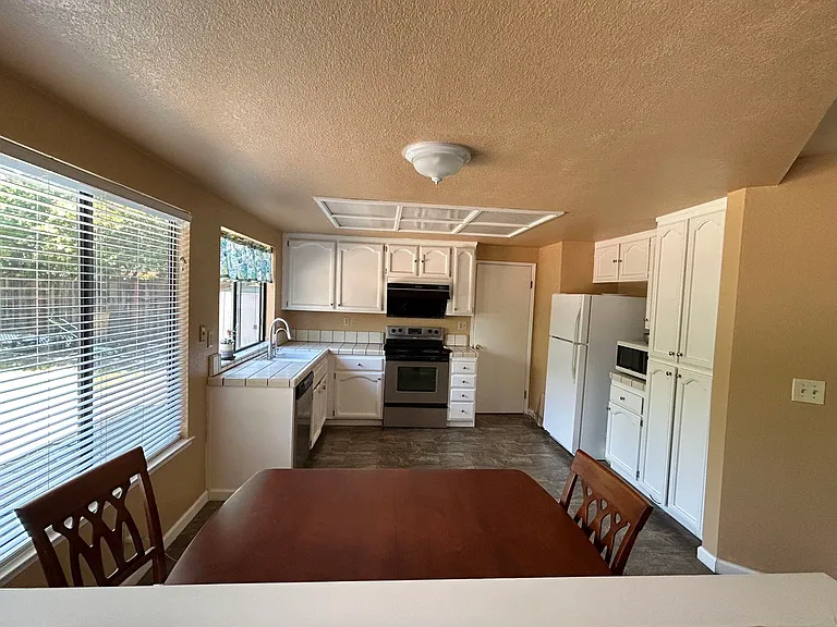 2927 Calle De La Mesa — Photo 2