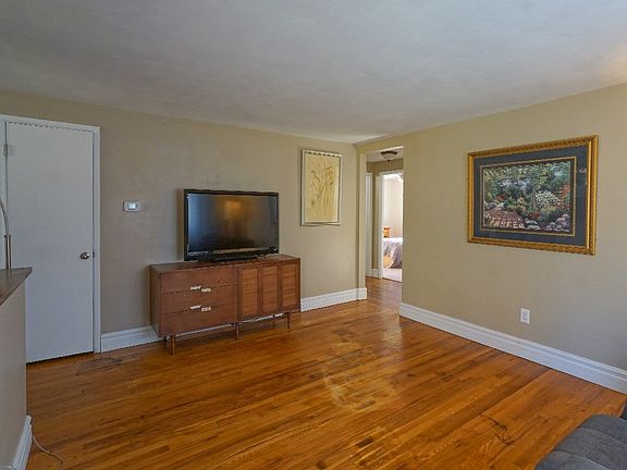 4th image of 5557 California Ave