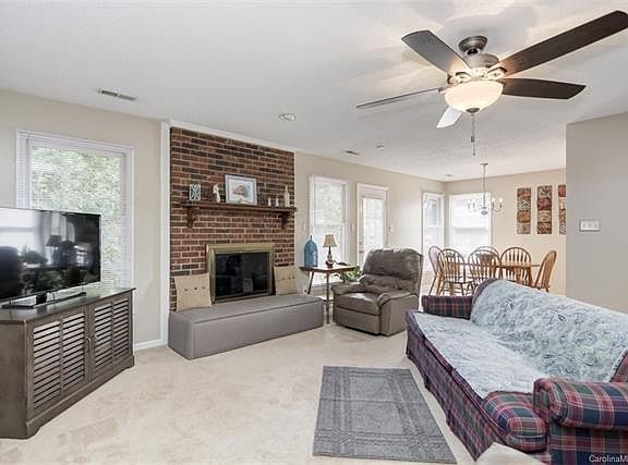 4th image of 121 Saint Martins Ln #28