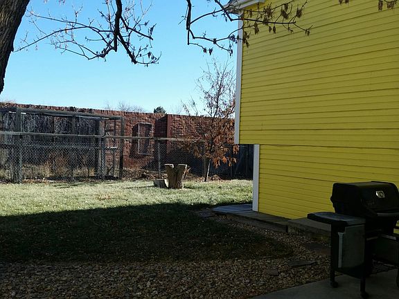 Lg backyard, separate veg garden & blueberry 'house'