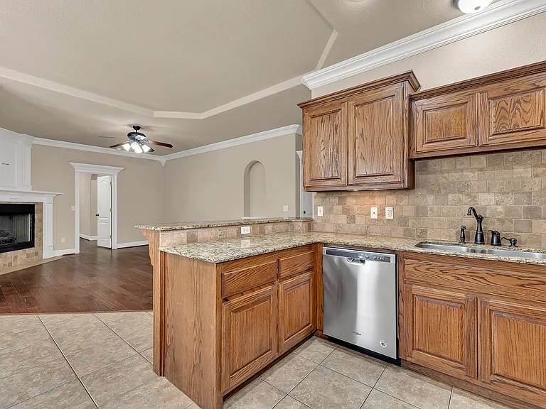 605 NW 17th Ct — Photo 33