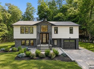 12 Parker Pl, Upper Saddle River, NJ 07458