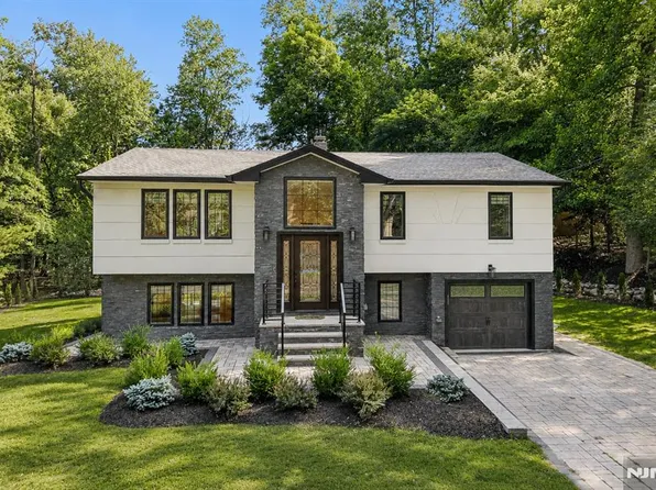 12 Parker Pl, Upper Saddle River, NJ 07458