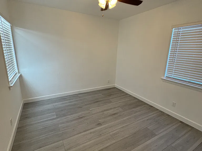 13831 Manor Dr — Photo 2