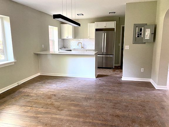 5th image of 2621-2623 Woodburn Ave #104