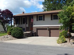 30 Islander Dr, Brighton, IL 62012