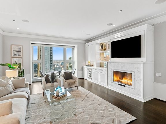 4th image of 77 E Walton Pl #26E