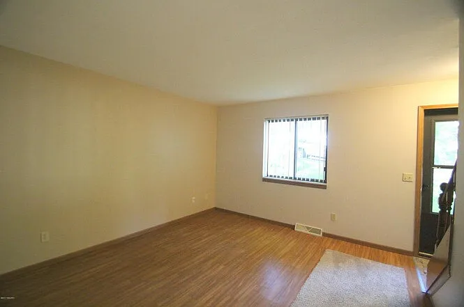 922 Emerald Ave NE #1 — Photo 8