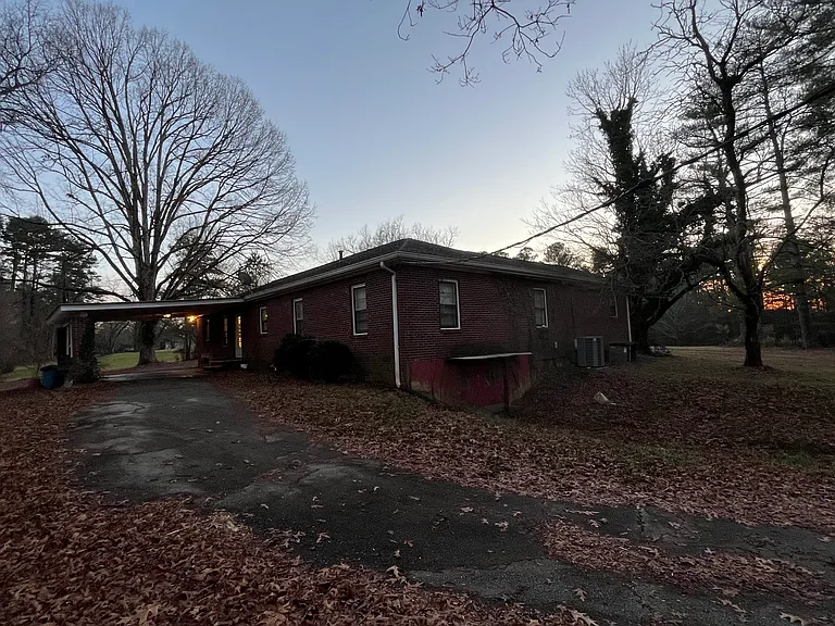 187 E Walnut St — Photo 39