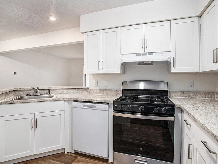 Glenn Valley Apartments — Photo 9